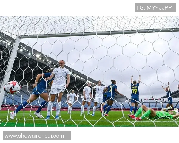 防晒头罩引领搞怪潮流足球明星们的夏日新风尚